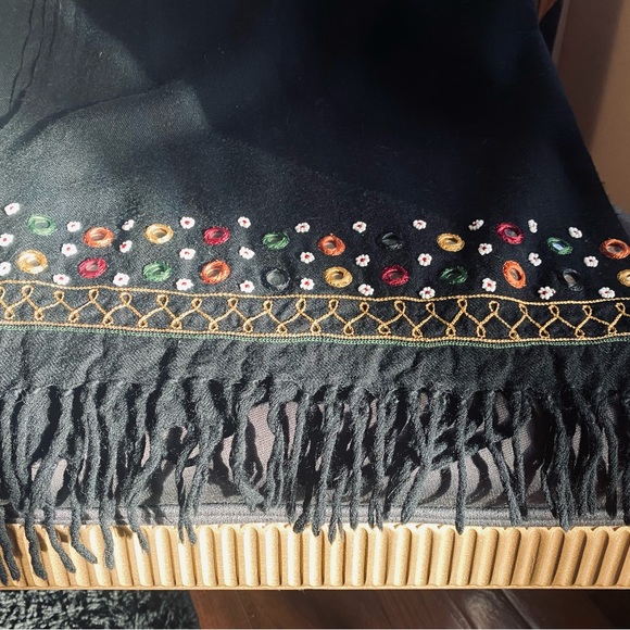 Beautiful soft wool full sized wrap/scarf with an intricate design 💝 - Picture 14 of 15